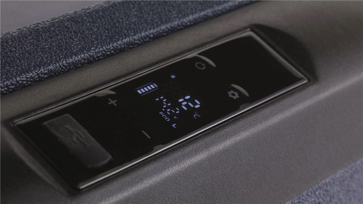 Outwell Arctic Chill 30L Coolbox 12v/230v 5 Outwell Arctic Chill 30L Coolbox 12v/230v - Image 3