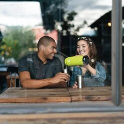 Klean Kanteen Insulated TK Wide With Café Cap 946ml - Black -Deals AwnixTent Store K32TKWSSL JP bottle brewery pouring lifestyle 1